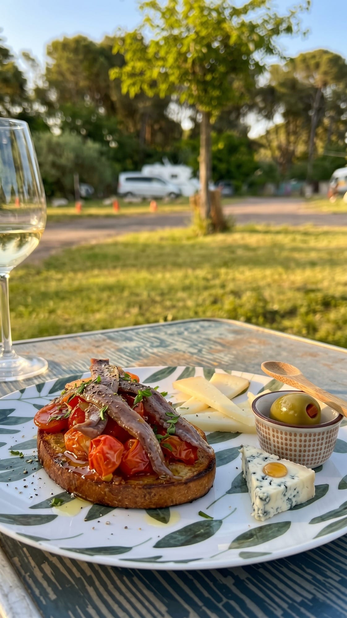 Tapa de anchoas de Santoña sobre pan en una terraza, primer plano con luz natural