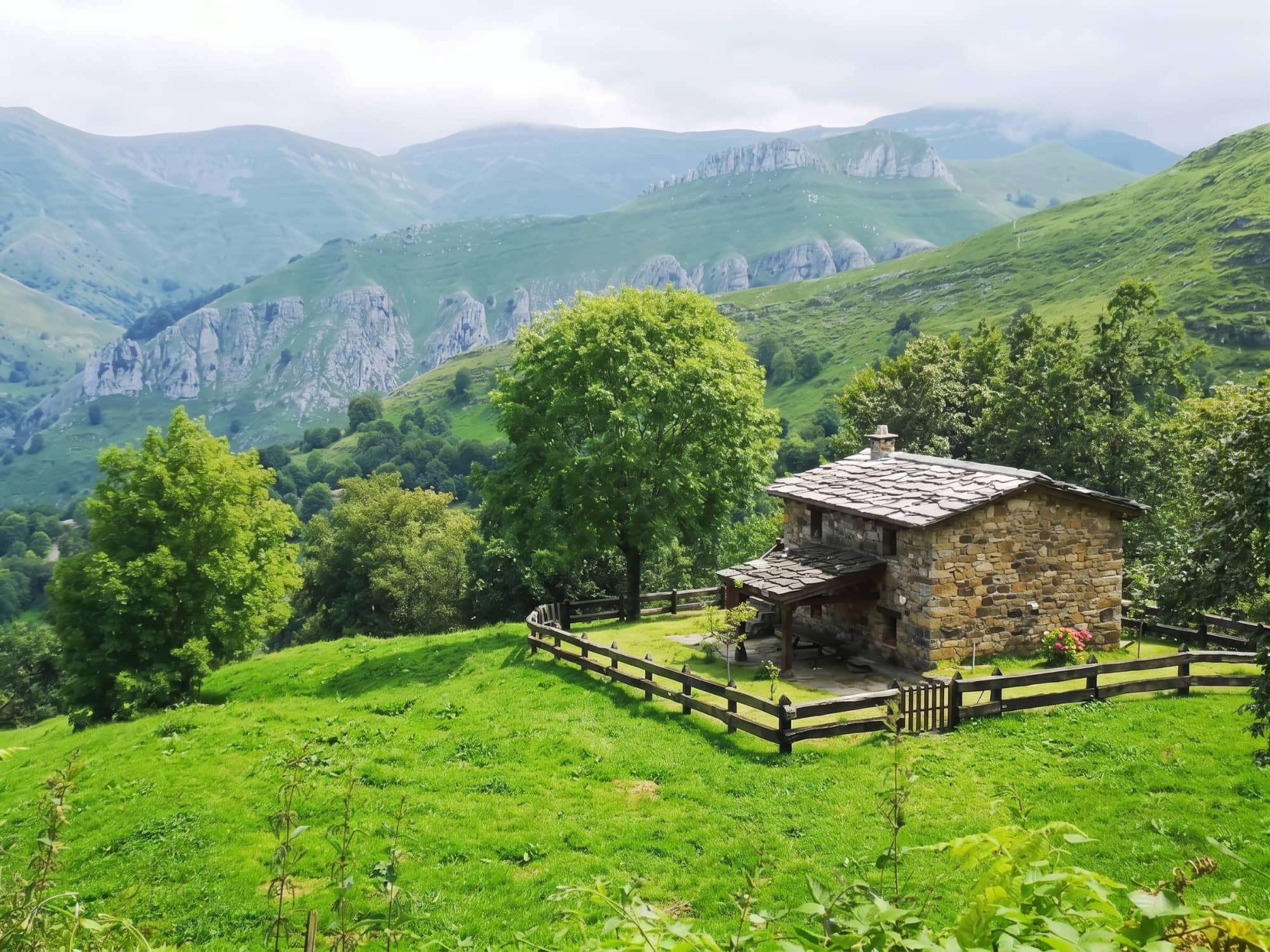 Cabaña pasiega de piedra con tejado de lastras en una ladera, vista desde el camino
