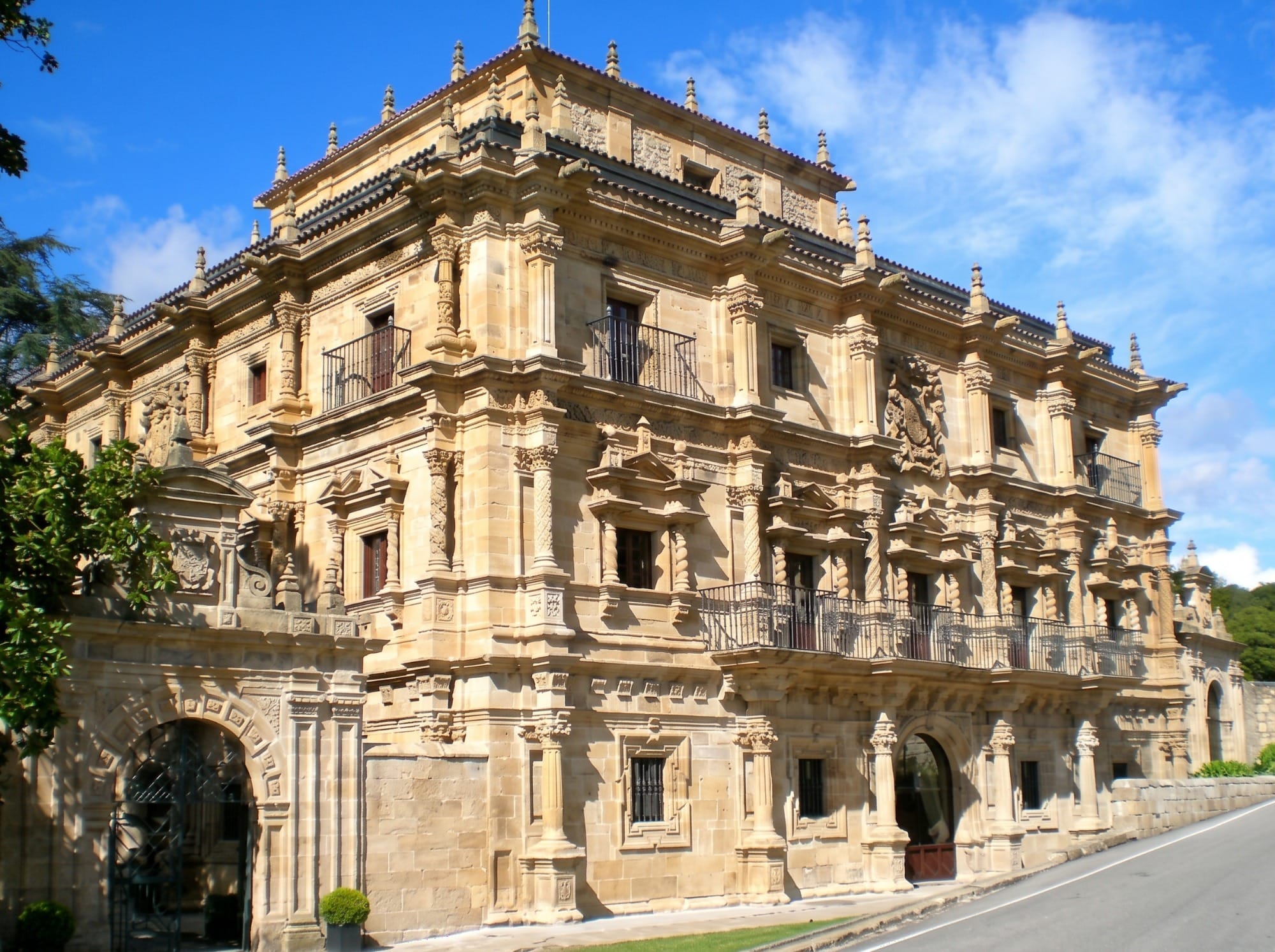 Fachada del palacio de Soñanes en Villacarriedo, luz diurna