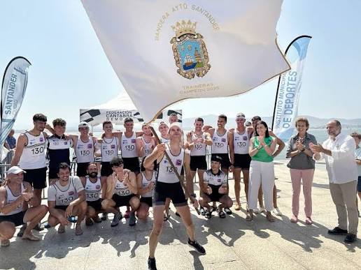 Zuschauer feuern von der Uferpromenade Santanders während einer Trainera-Regatta an, Wimpel und festliche Stimmung am Wasser.
