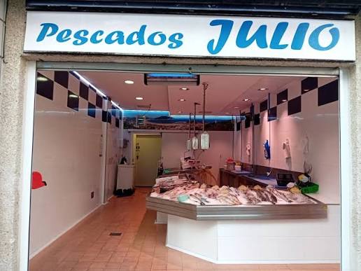 Façade de la poissonnerie Pescados Julio à Laredo, vitrine avec du poisson frais exposé