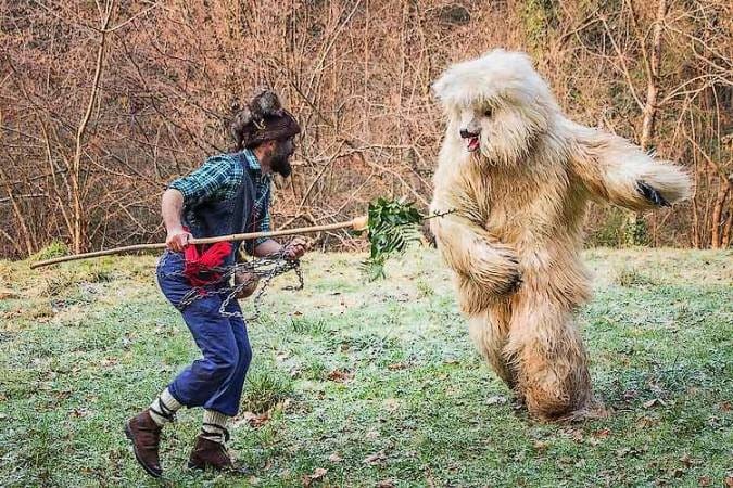 El oso y su amo en la comitiva de la Vijanera
