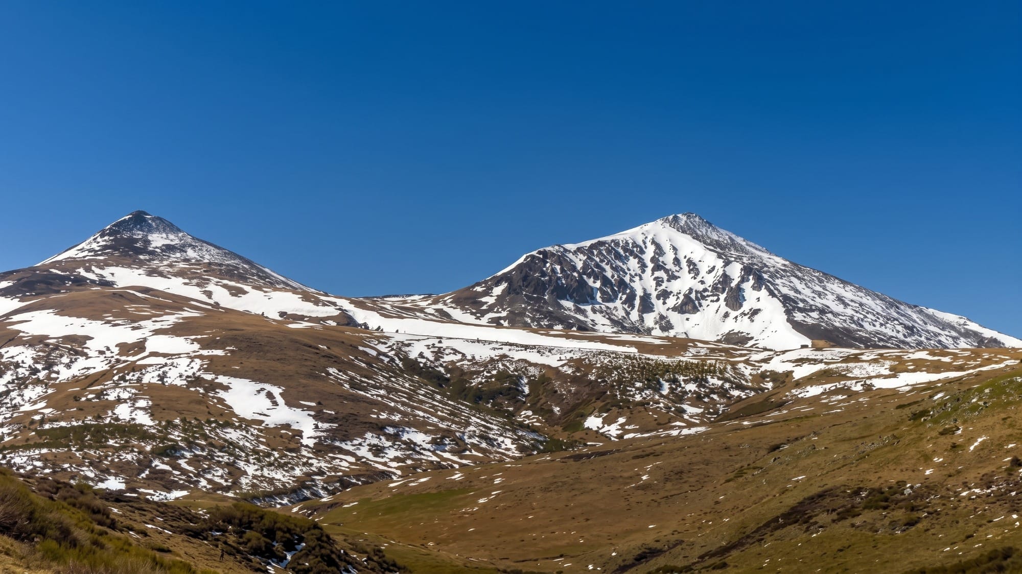 Valle del Besaya en invierno, con niebla baja y montaña al fondo