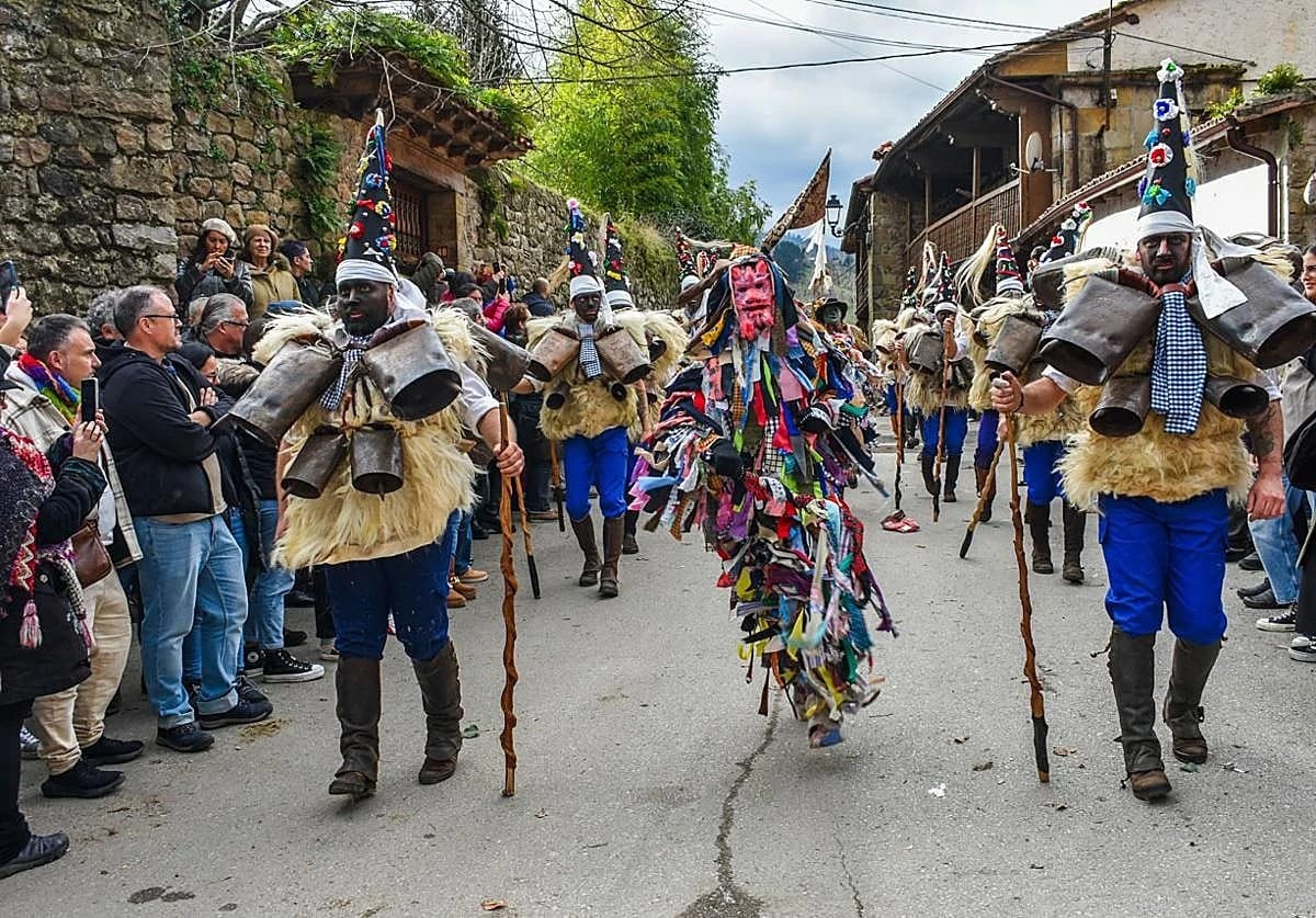 Calle de Silió con vecinos y personajes de la Vijanera mirando el desfile