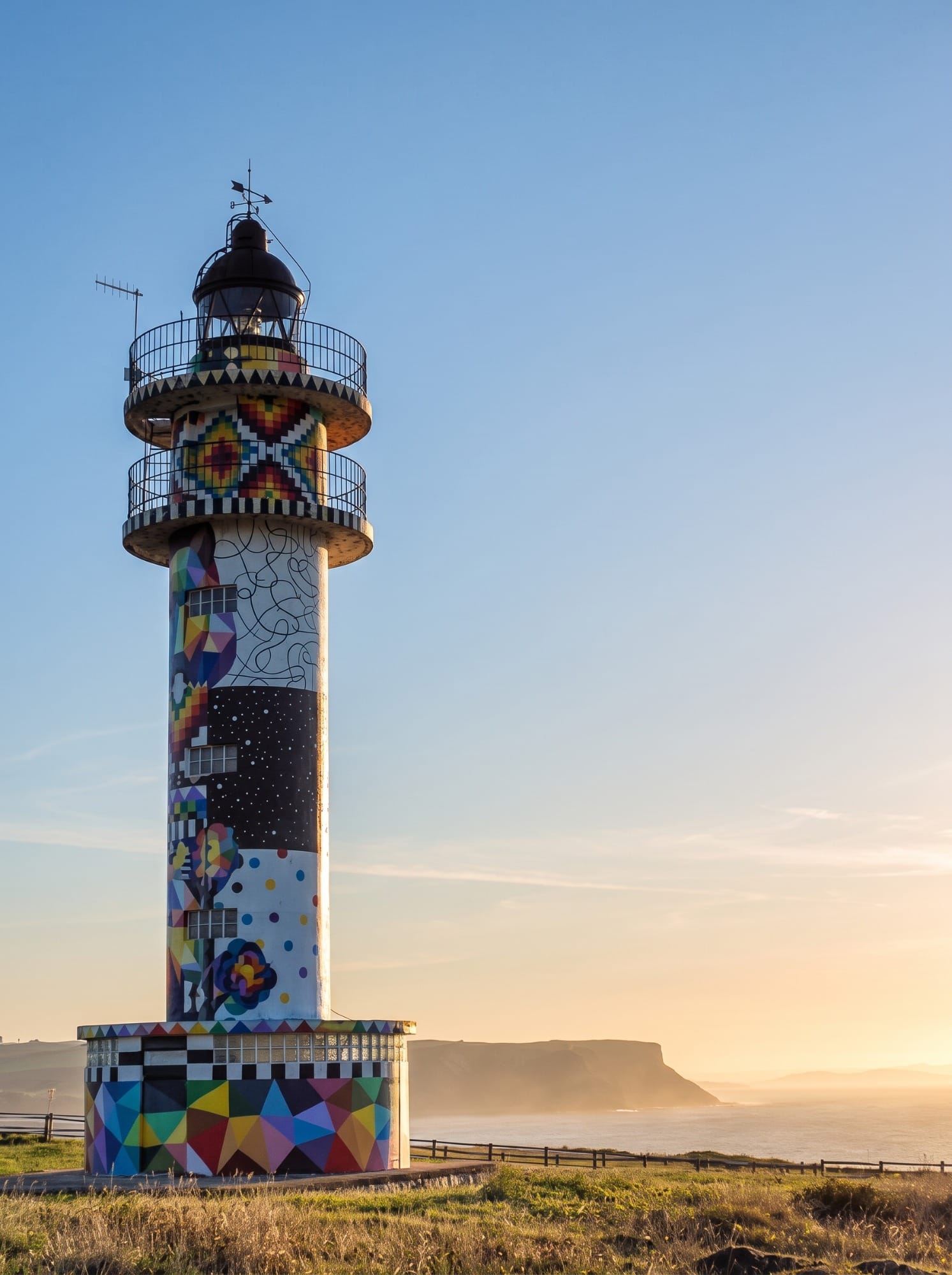 Faro de Cabo de Ajo al anochecer con luz cálida de final de tarde