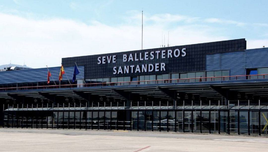 Ankunftsterminal des Flughafens Seve Ballesteros-Santander in Parayas