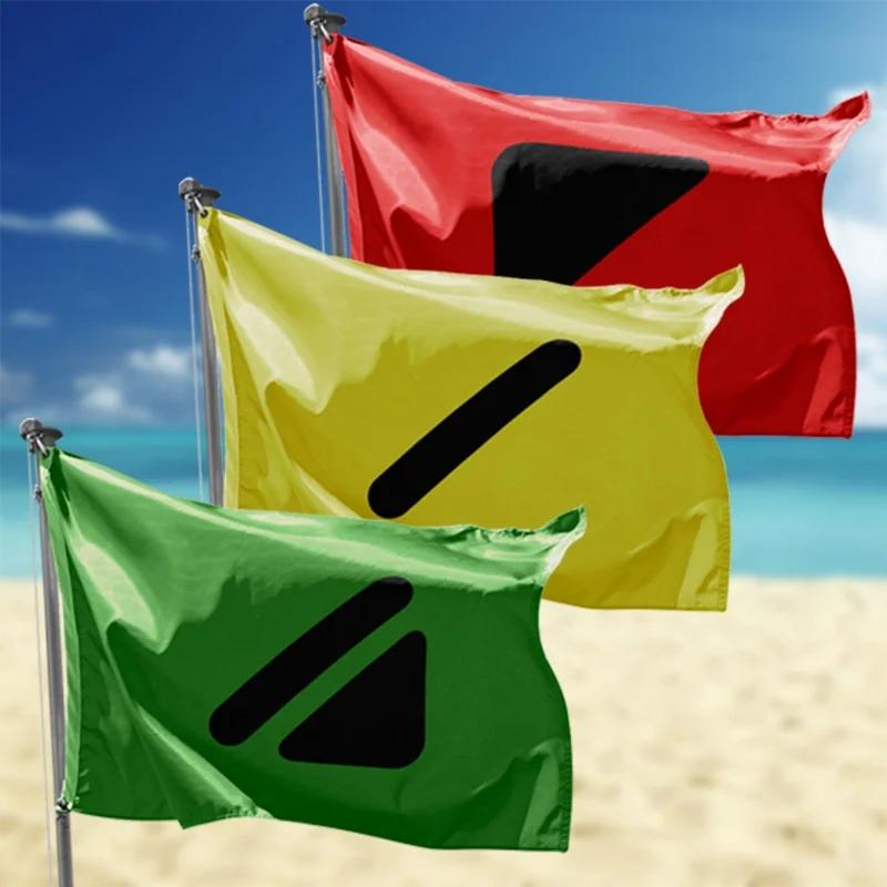 Nahaufnahme eines Strand-Flaggenmasts mit den drei Signalflaggen (grün, gelb und rot) im Wind, ohne Menschen oder Gebäude im Bild