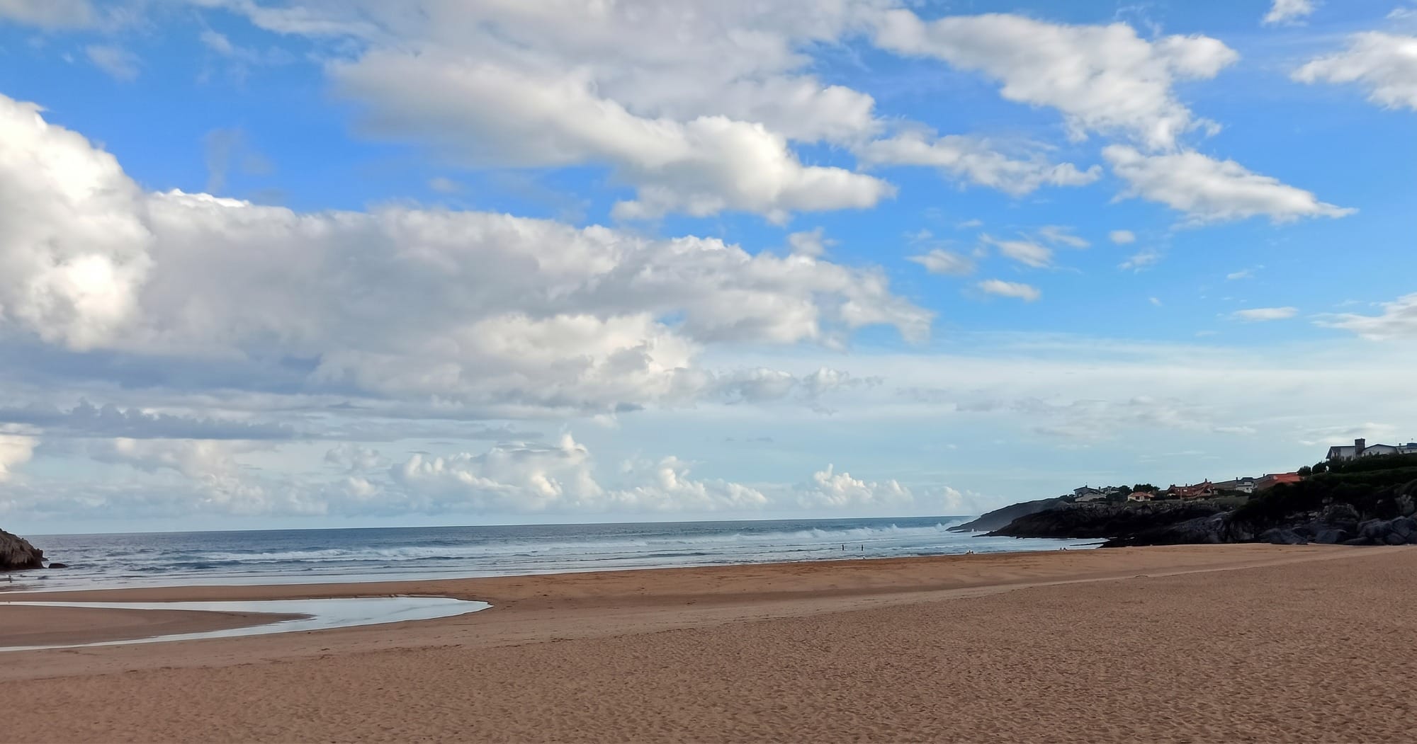 Playa de Cuberris en Ajo (Bareyo) con los acantilados orientales al fondo, fuera de temporada