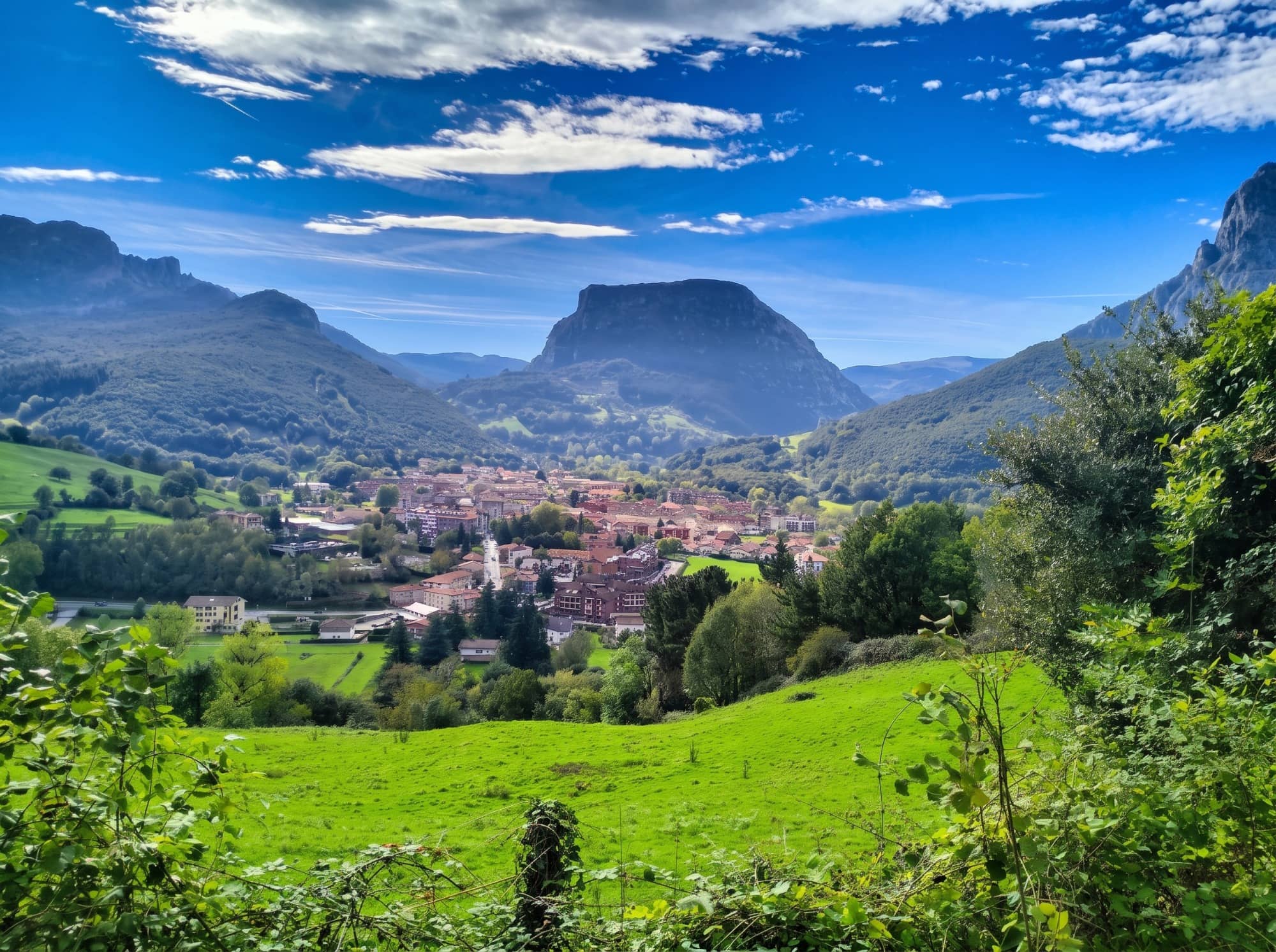 Vista general del valle del Asón con Ramales de la Victoria entre paredes de caliza, luz de otoño