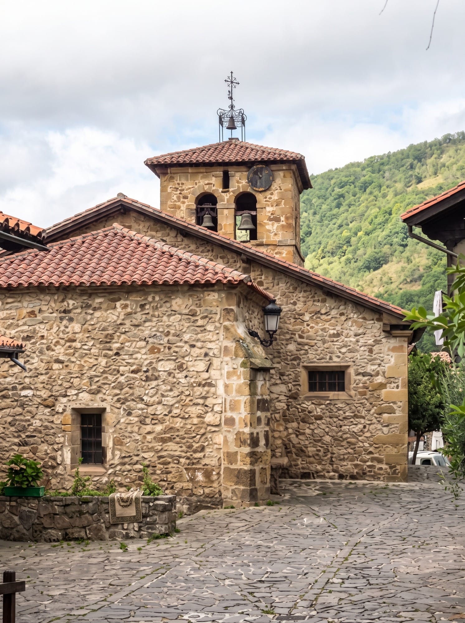 Iglesia de Santa Águeda y su entorno en el casco de Bárcena Mayor
