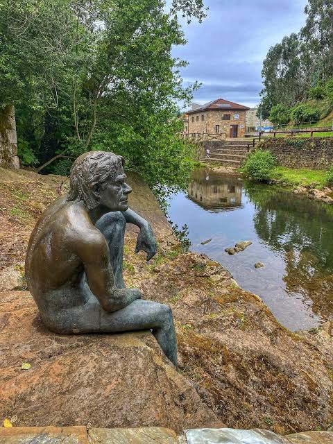 Statue de l'Homme-Poisson sous le Puente Mayor à Liérganes