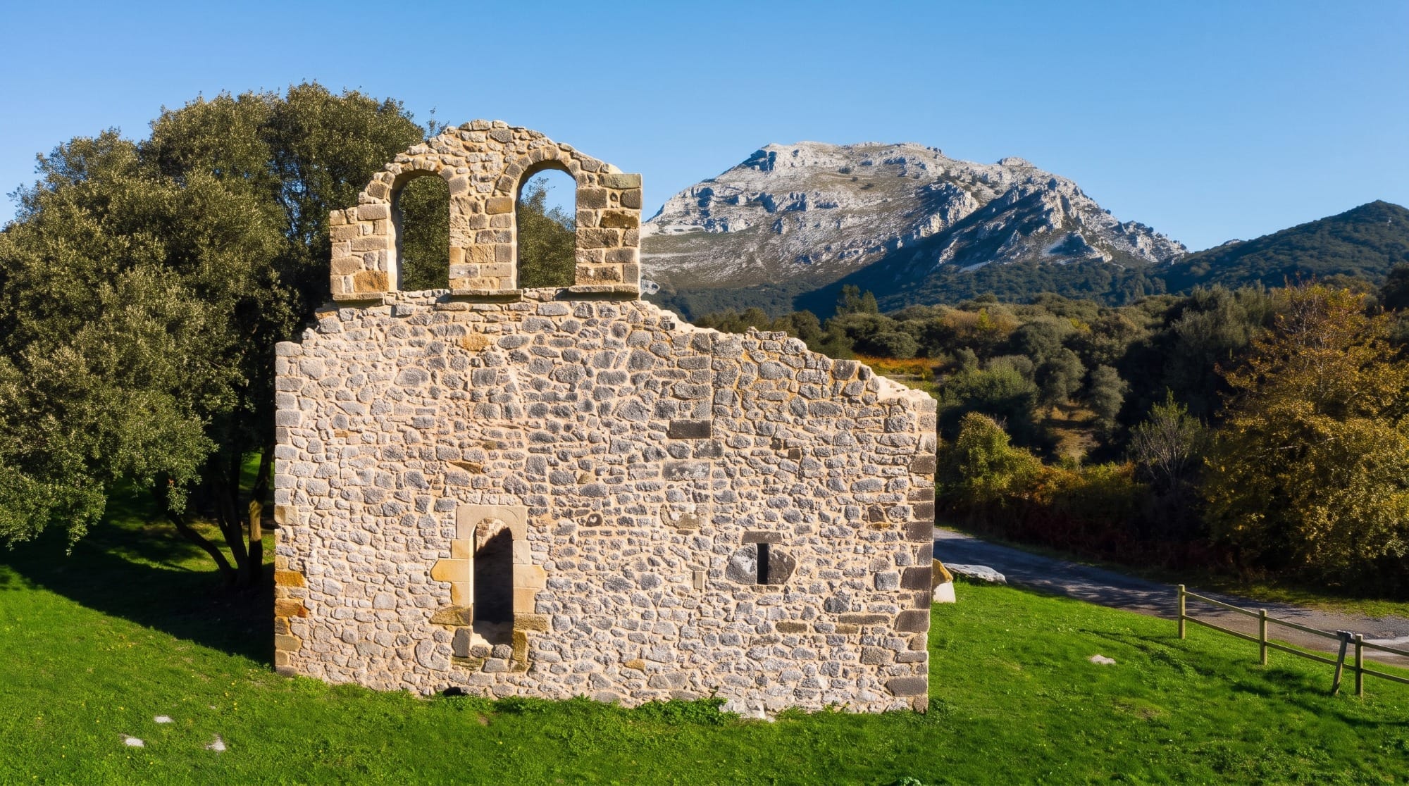 Fachada de piedra de la ermita de San Roque en Liendo, sede del Centro de Interpretación del Bosque