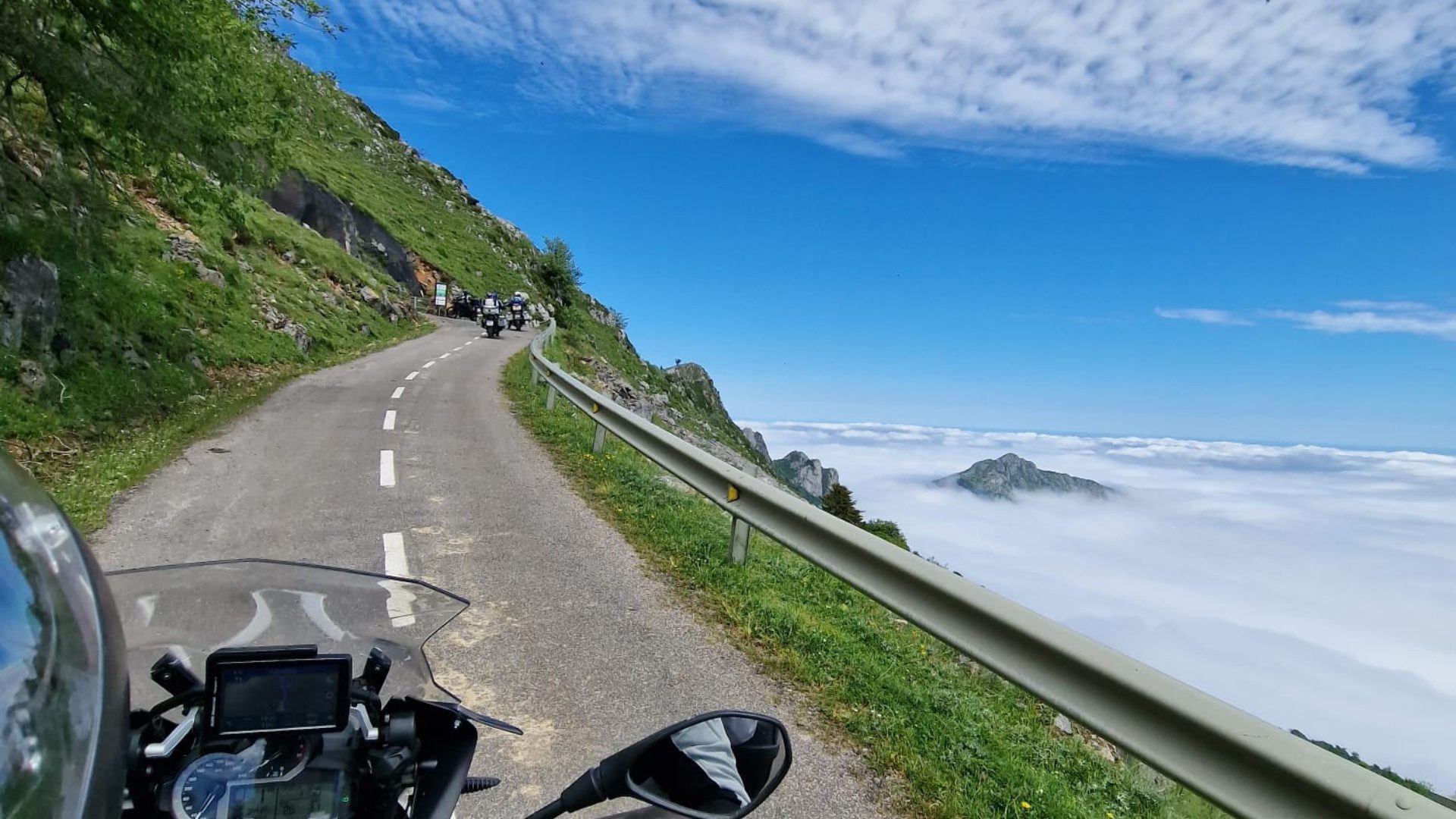 Bergstraße mit engen Kurven auf einem kantabrischen Pass, weite Ausblicke, ohne Verkehr