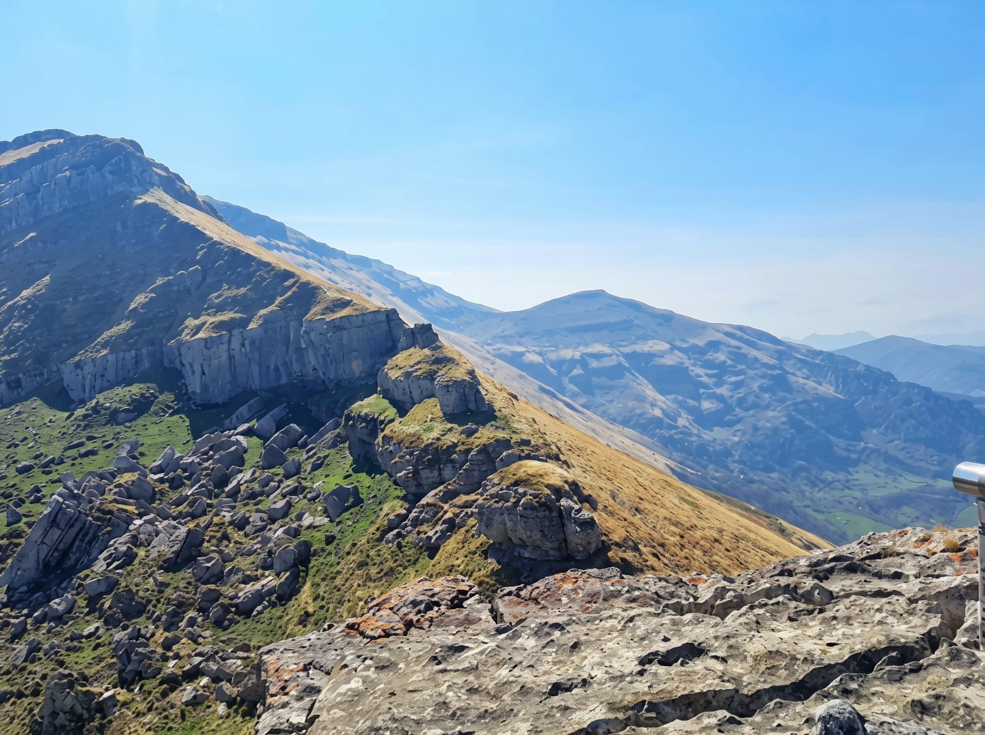 Cima de Porracolina con la cresta caliza vista desde el hayedo