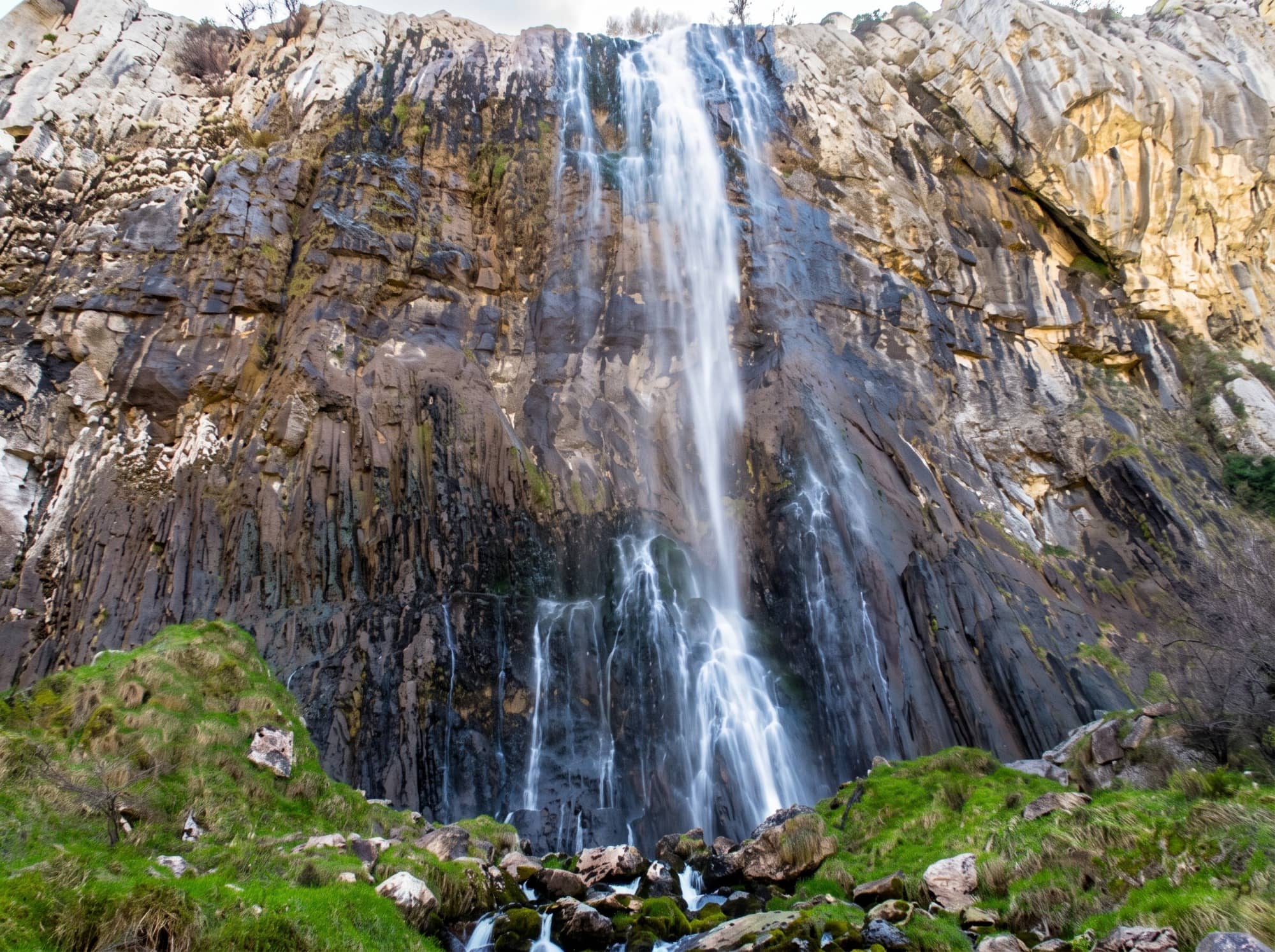 Cascada de Cailagua en el nacimiento del río Asón