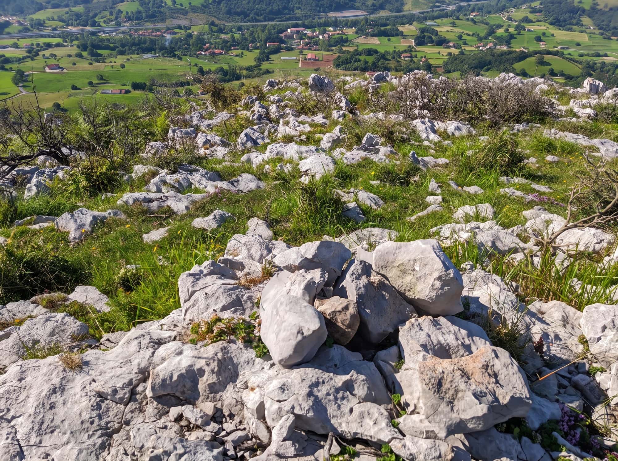Lapiaz y roca caliza erosionada en la parte alta de Peña Cabarga, luz lateral