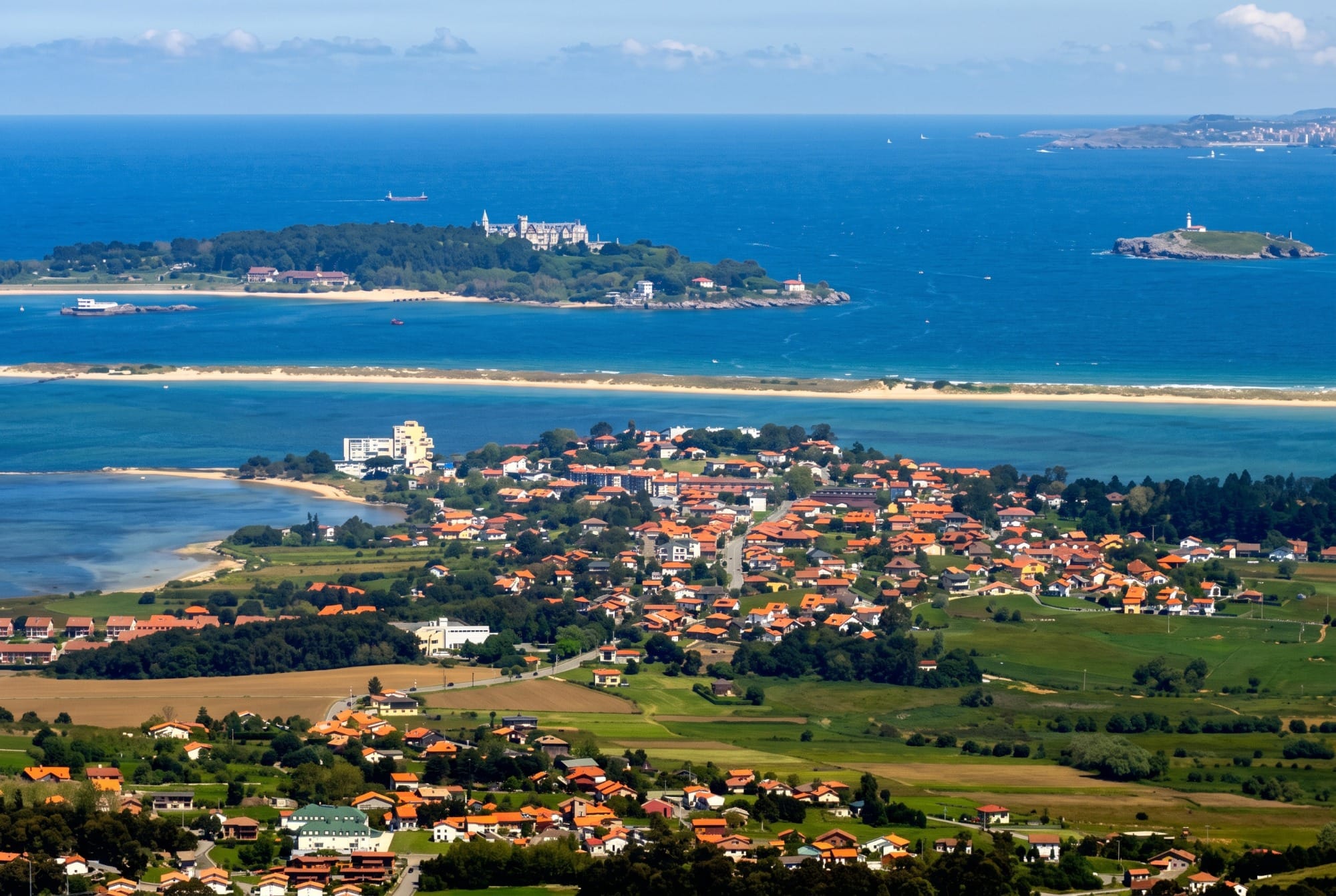 Vista aérea o panorámica del macizo de Peña Cabarga junto a la bahía de Santander