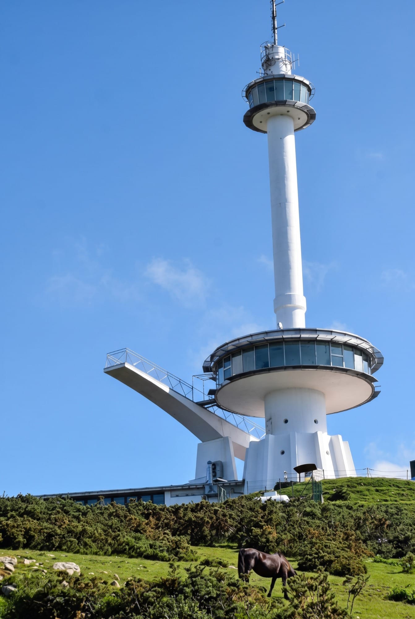 Monumento al Indiano y torre del mirador en la cima de Peña Cabarga con la bahía al fondo