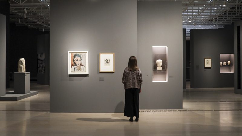 Ausstellungsraum des Centro Botín mit einem zeitgenössischen Kunstwerk, Tageslicht