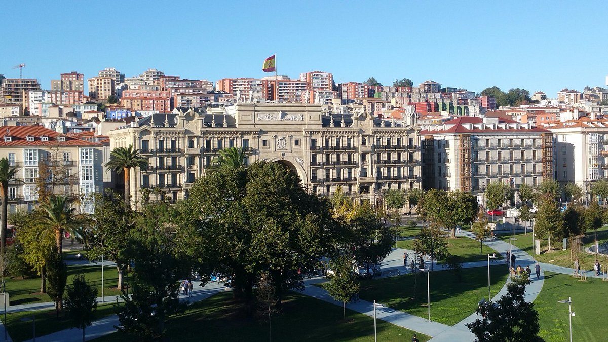 Jardines de Pereda und Strandpromenade von Santander mit dem Gebäude des Centro Botín im Hintergrund, Tagesansicht