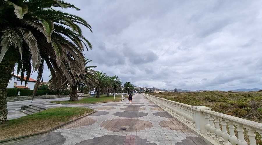 Promenade maritime et plage de Salvé à Laredo de jour, avec la ville en arrière-plan
