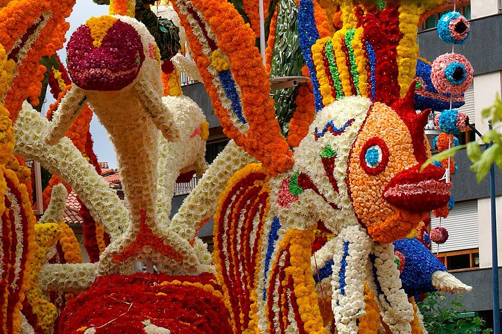 Char de la Bataille des fleurs de Laredo entièrement recouvert de fleurs naturelles, gros plan sur le détail floral