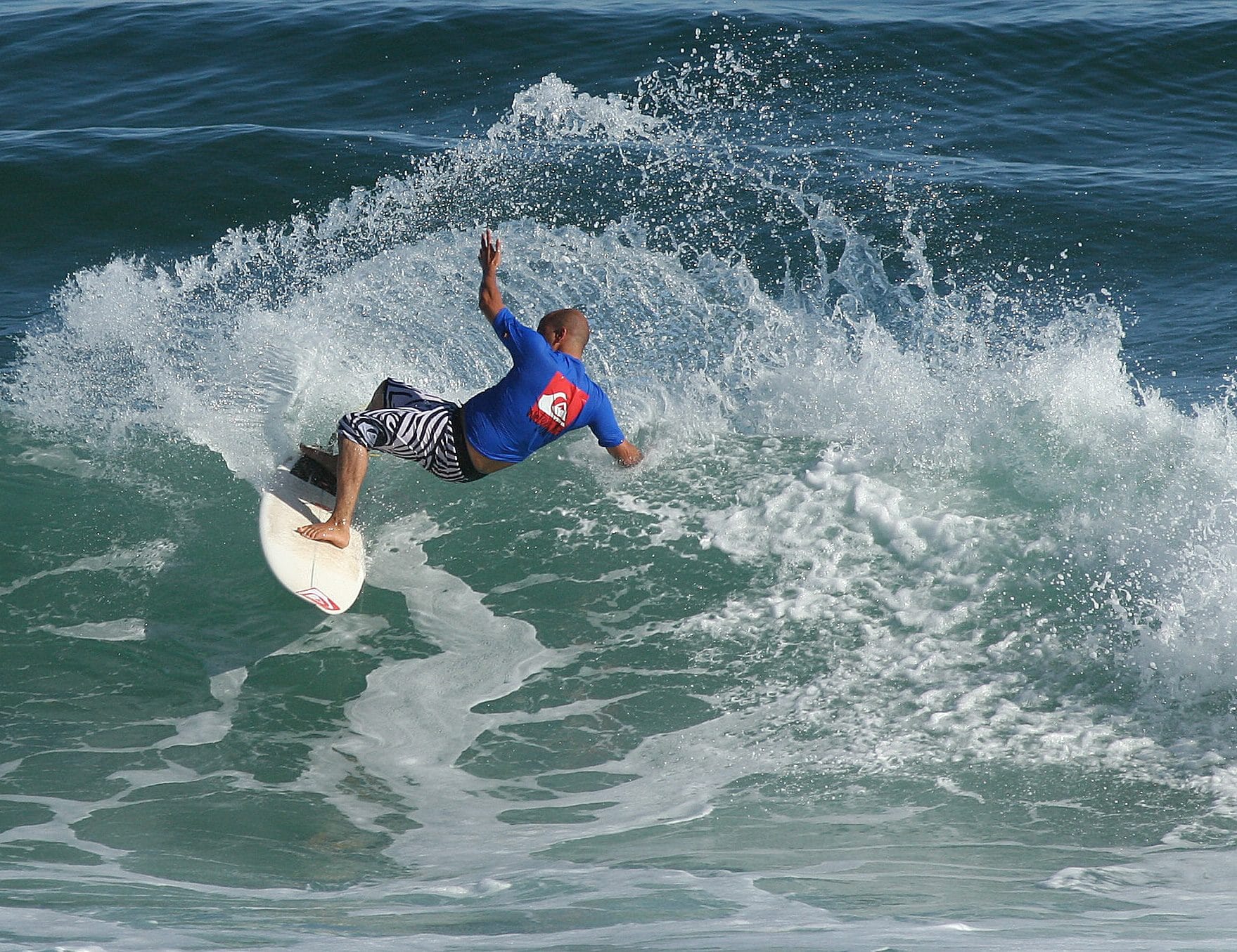 Surfer paddelt zur rechten Welle am östlichen Ende von Galizano