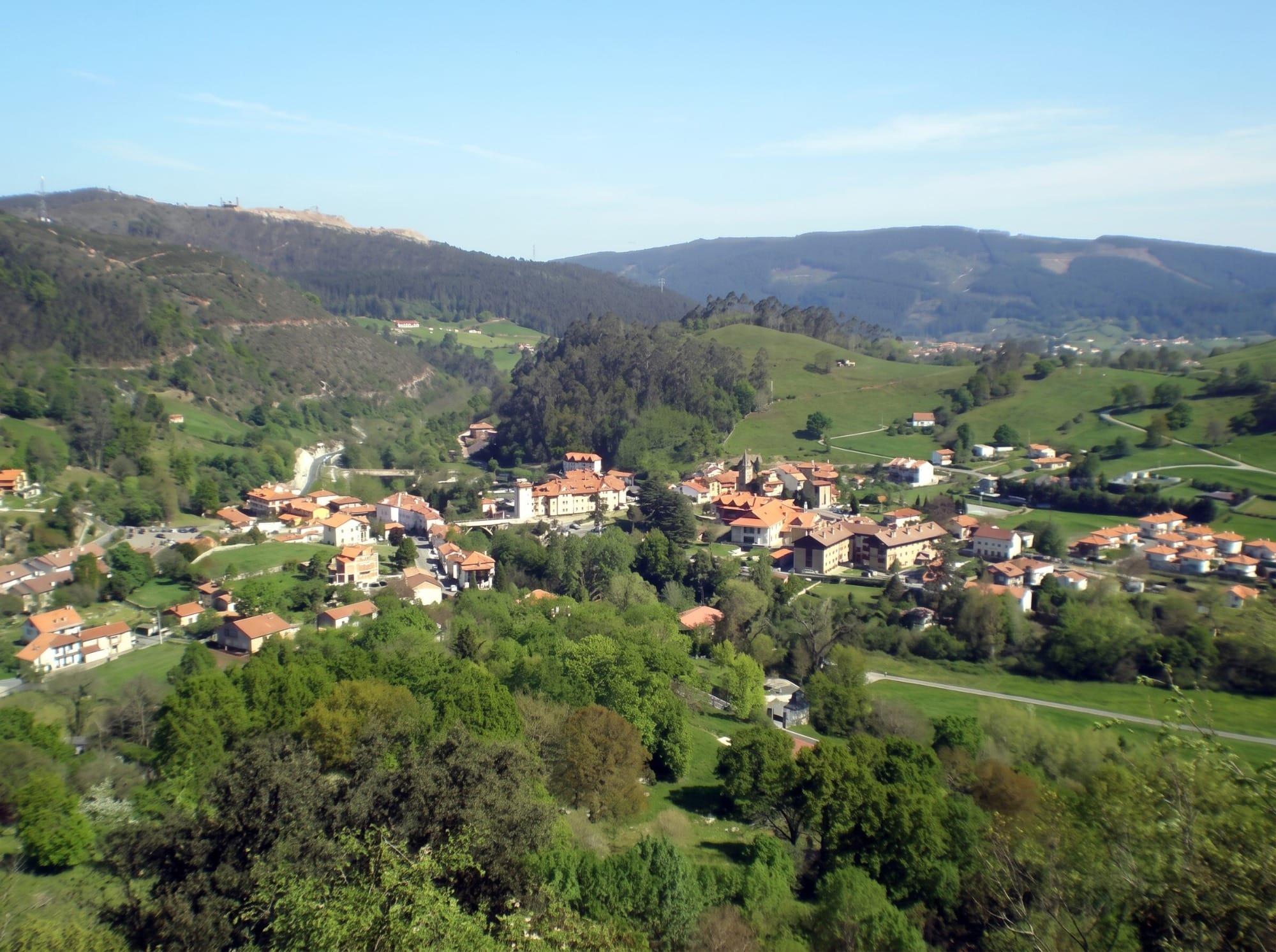 Vista del Monte Castillo y del pueblo de Puente Viesgo en el valle del Pas, luz diurna