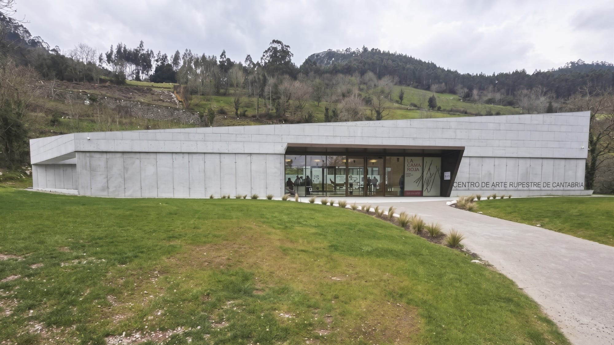 Fachada exterior del Centro de Arte Rupestre de Cantabria en Puente Viesgo