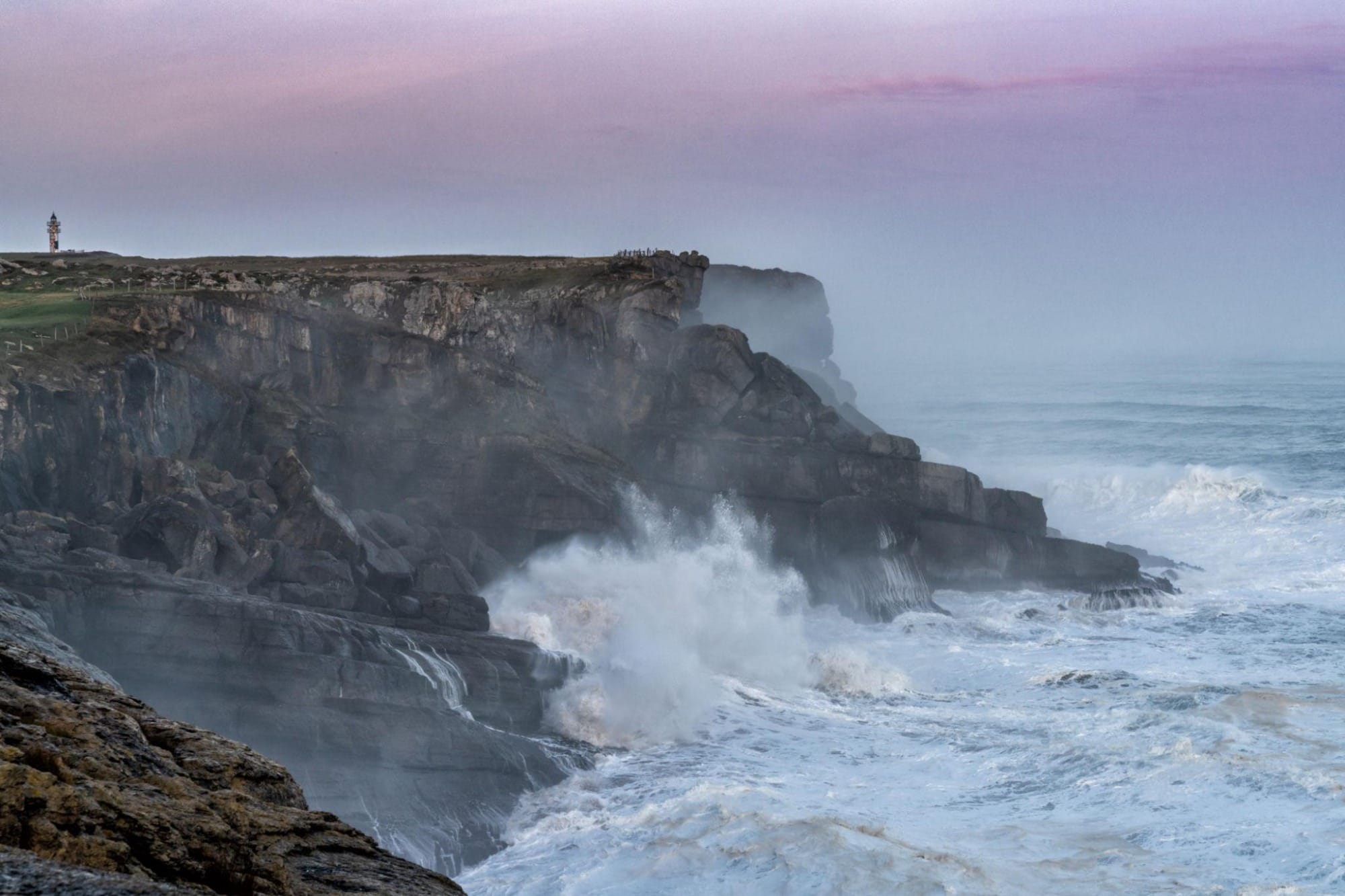 Costa de Trasmiera en una mañana fría de enero, con el mar revuelto