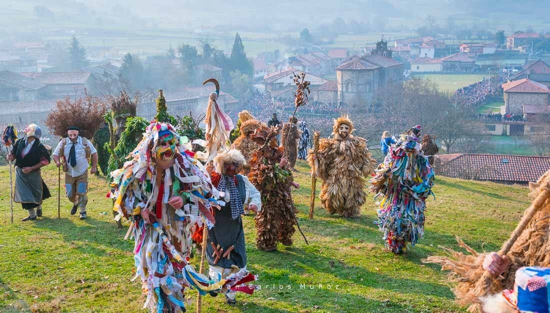 Vecinos de Silió con máscaras y pieles en La Vijanera