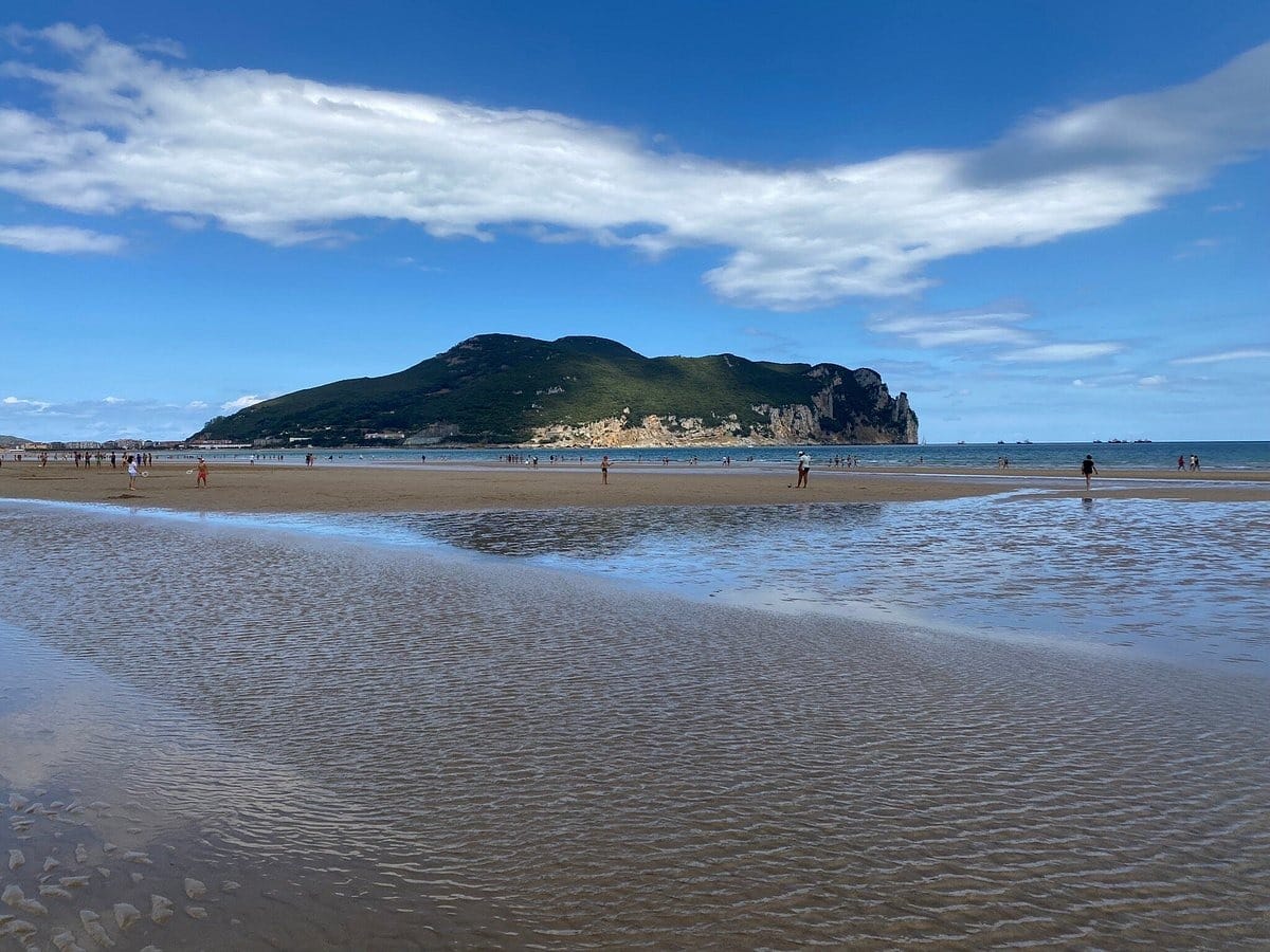 Zona de aparcamiento gratuito junto al extremo este de la playa de la Salvé.