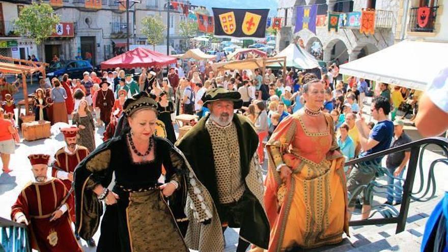 Stände des Renaissance-Marktes in den Straßen der Altstadt von Laredo während des Carlos-V-Fests