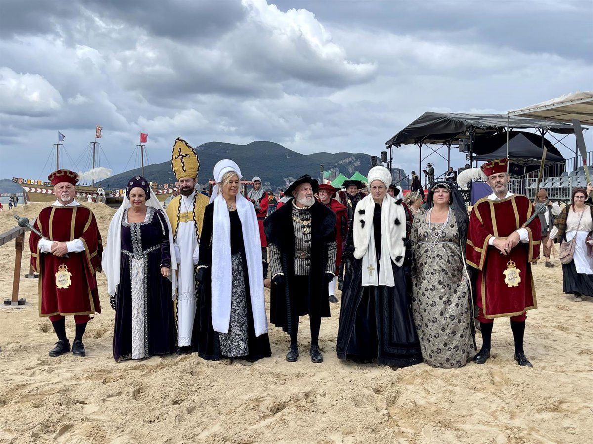 Nachstellung der Landung von Carlos V an der Playa Salvé in Laredo, mit der Arena und Zuschauern auf den Tribünen