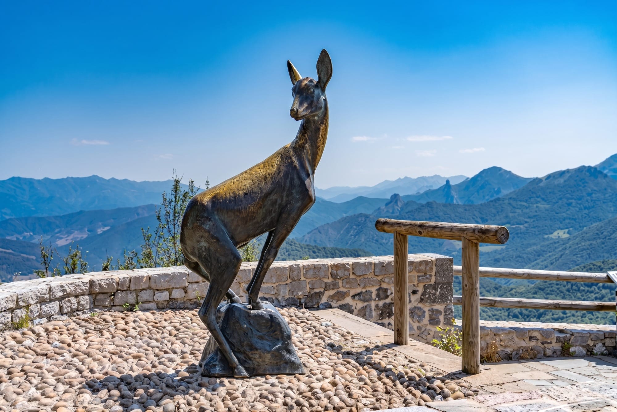 Mirador del puerto de San Glorio con el macizo del Coriscao al fondo