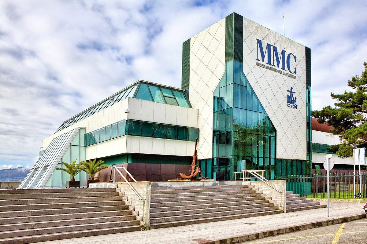 Fassade des Museo Marítimo del Cantábrico neben dem Palacio de Festivales, mit dem von außen sichtbaren Aquarium