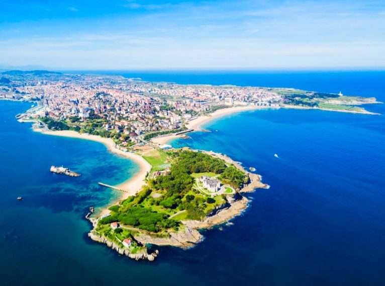Gesamtansicht der Bucht von Santander mit der Strandpromenade, als Kontextbild für die Museumsroute