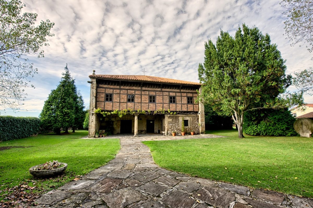 Ochsenkarren und traditionelle landwirtschaftliche Geräte im Ethnografischen Museum Kantabriens in Muriedas ausgestellt
