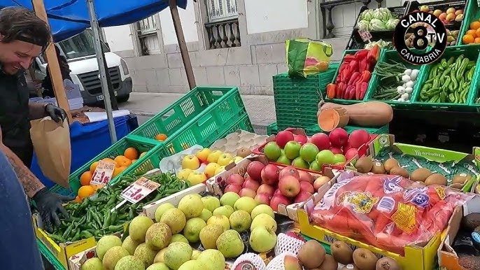 Obst- und Gemüsestand auf einem Wochenmarkt an der Küste von Trasmiera, Kantabrien