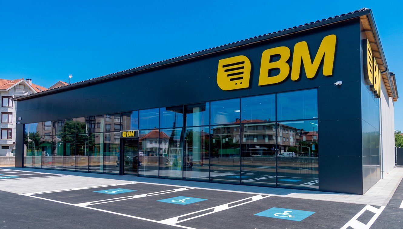 Außenfassade des Eroski-Supermarkts in Noja, Parkplatzbereich