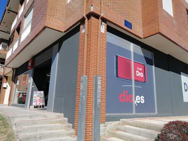 Außenfassade des Dia-Supermarkts in Ajo mit sichtbarem Geschäftsschild