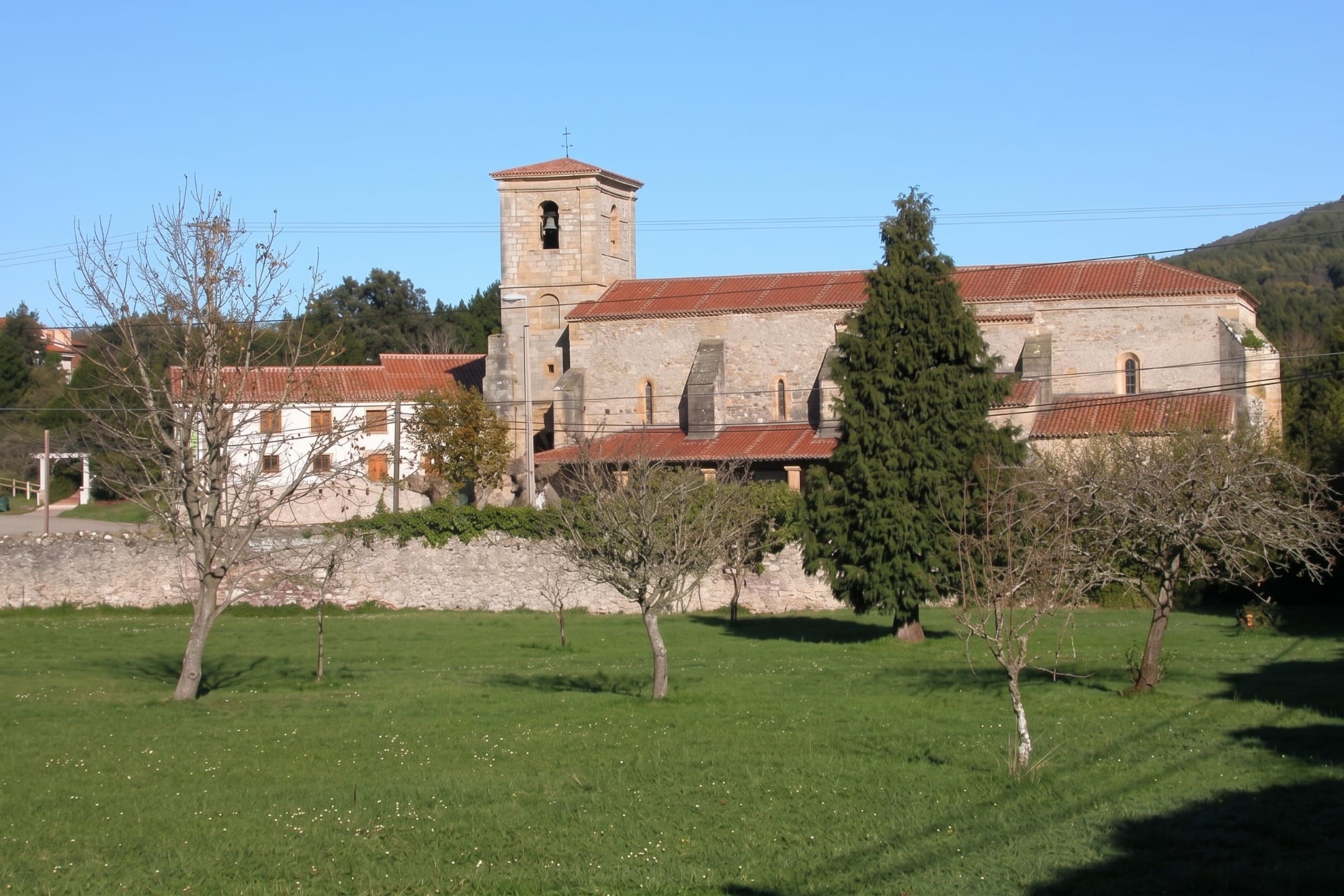Casco histórico de Arnuero con la iglesia de la Asunción, luz diurna