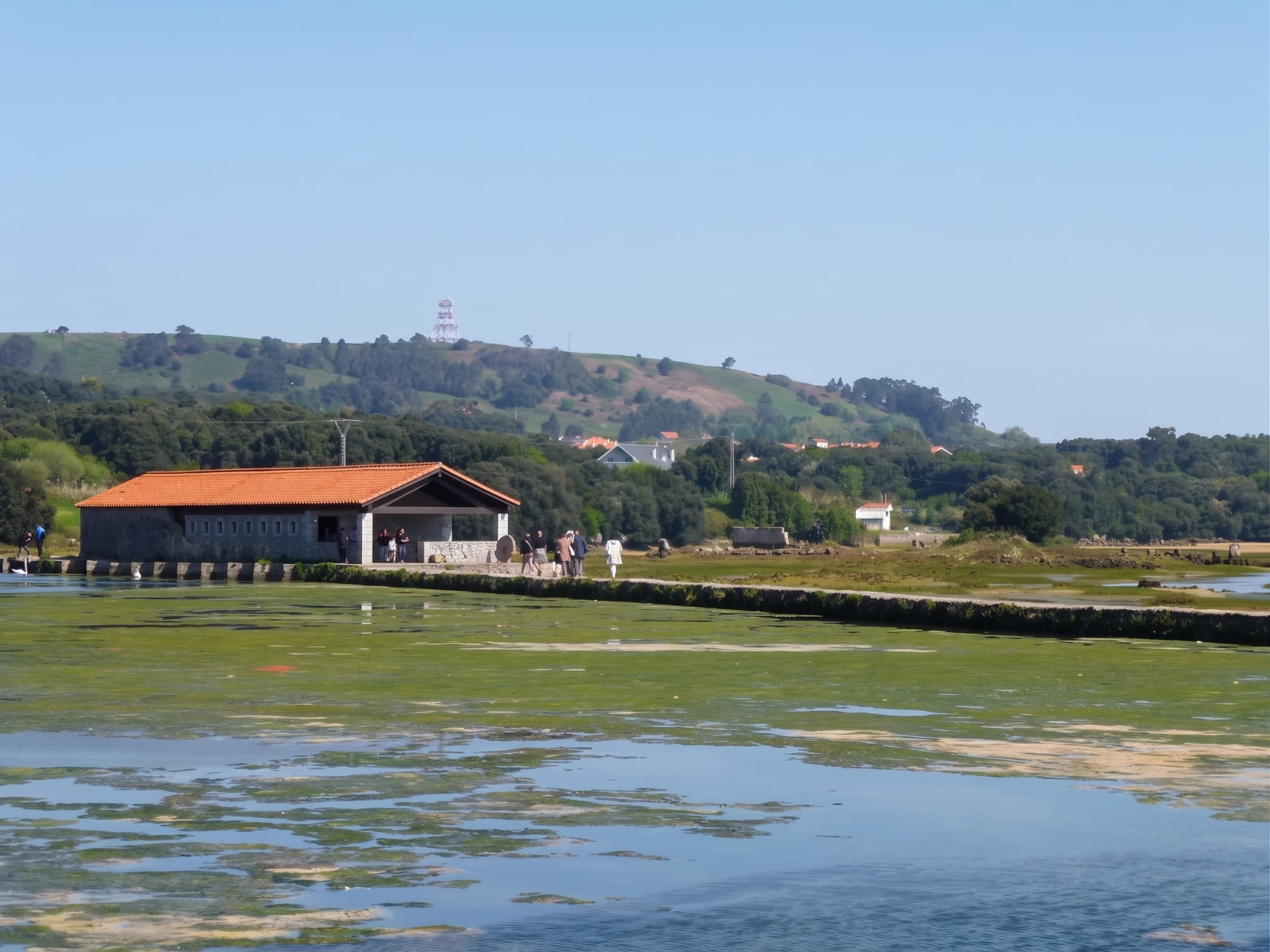 Gezeitenmühle Santa Olaja und ihr Kanal neben der Flussmündung