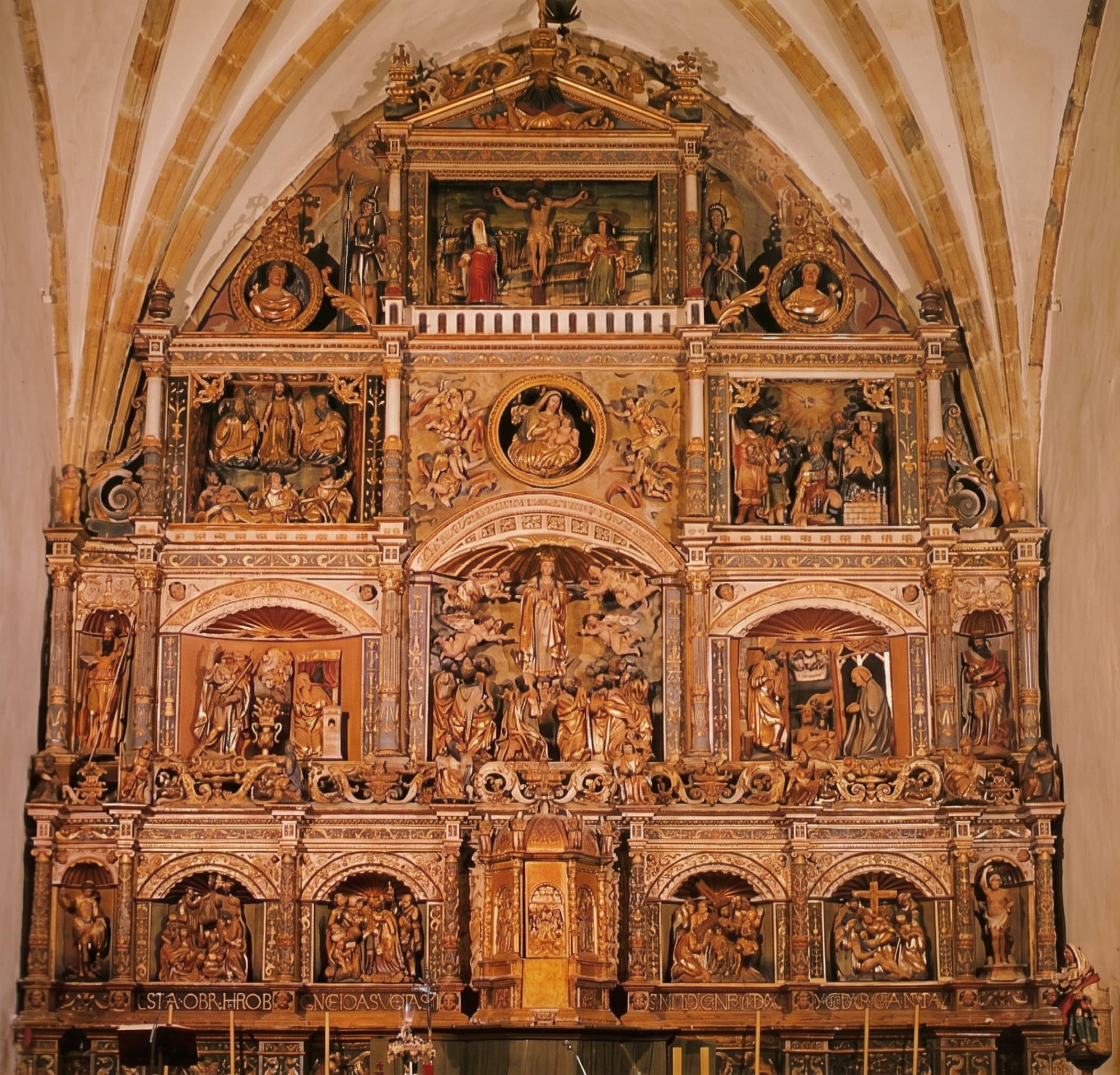 Innenraum der Kirche La Asunción in Arnuero mit dem plateresken Hauptaltar