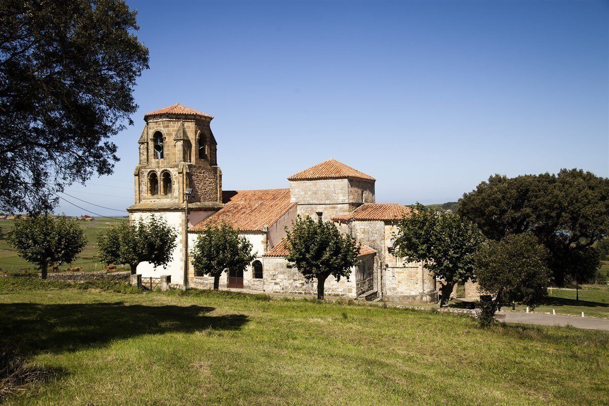 Vue générale du village de Bareyo avec l'église Santa María en arrière-plan, lumière du soir