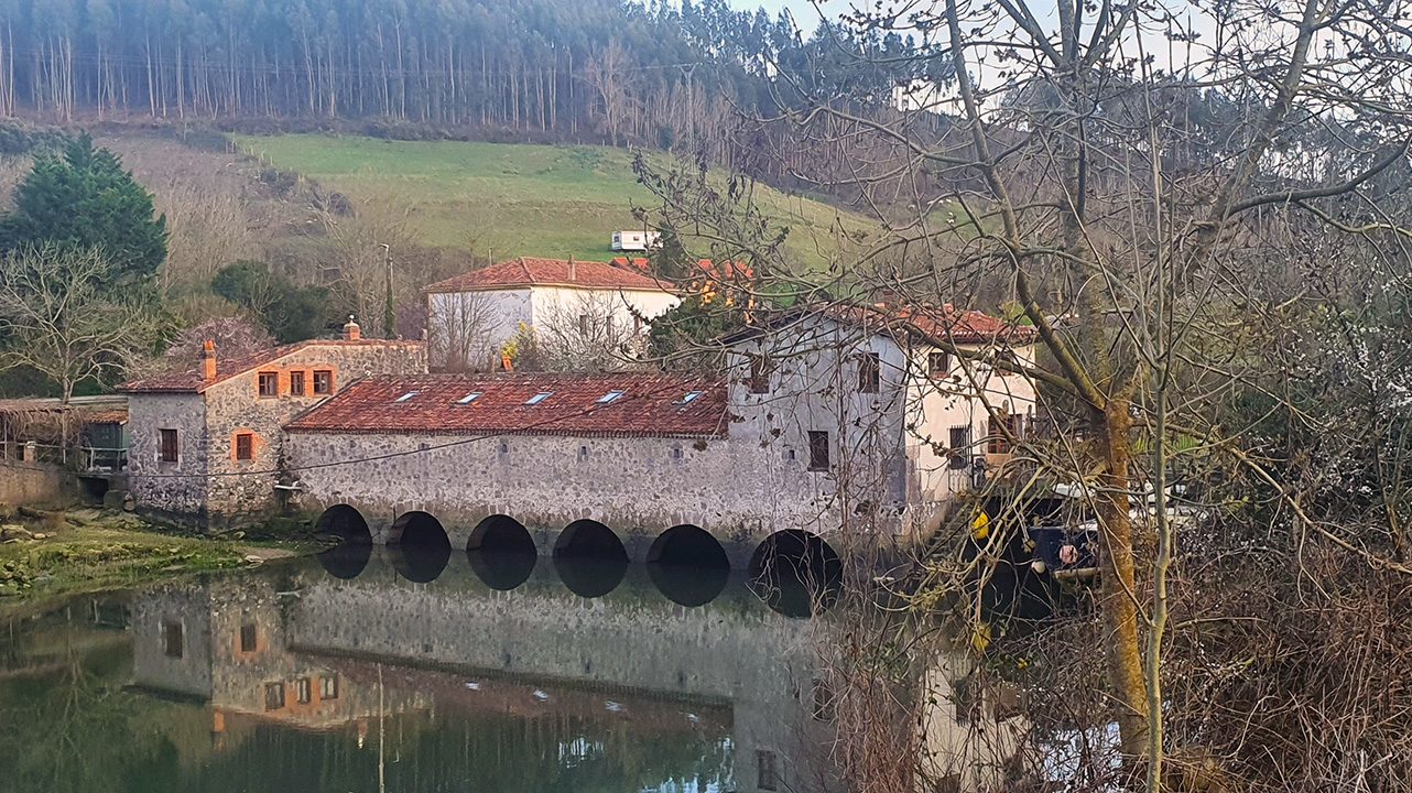 Le Molino de la Venera au bord de l'estuaire d'Ajo, marée basse, détail de la façade en pierre