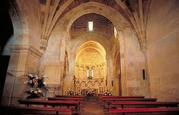 Façade et abside de l'église romane Santa María de Bareyo, journée ensoleillée