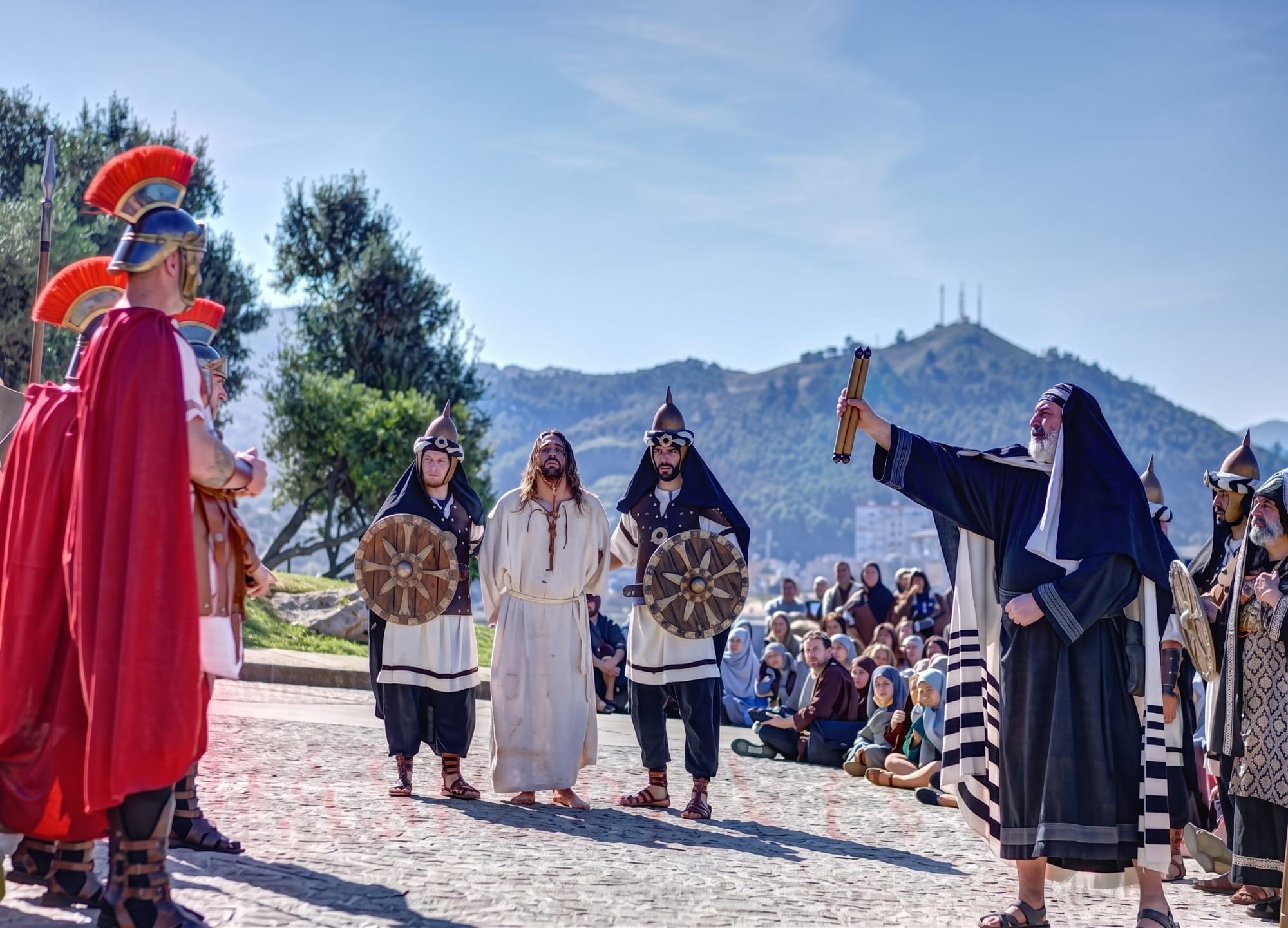 Pasos procesionales por el casco histórico de una villa cántabra, ambiente de procesión