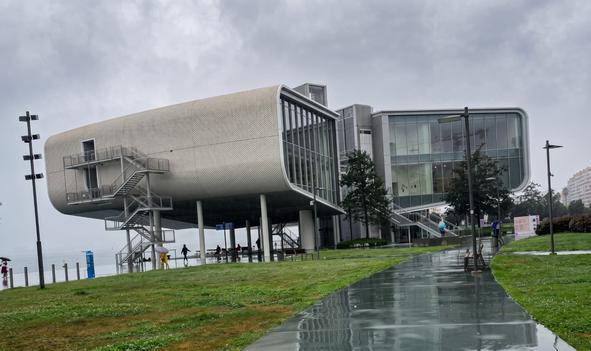 Fachada del Centro Botín en Santander con cielo nublado