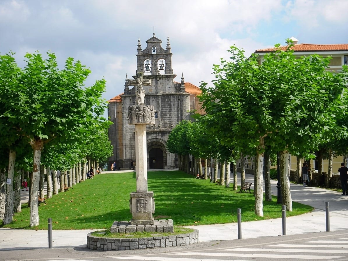 Santuario de la Bien Aparecida en Hoz de Marrón con el valle del Asón al fondo, ángulo elevado